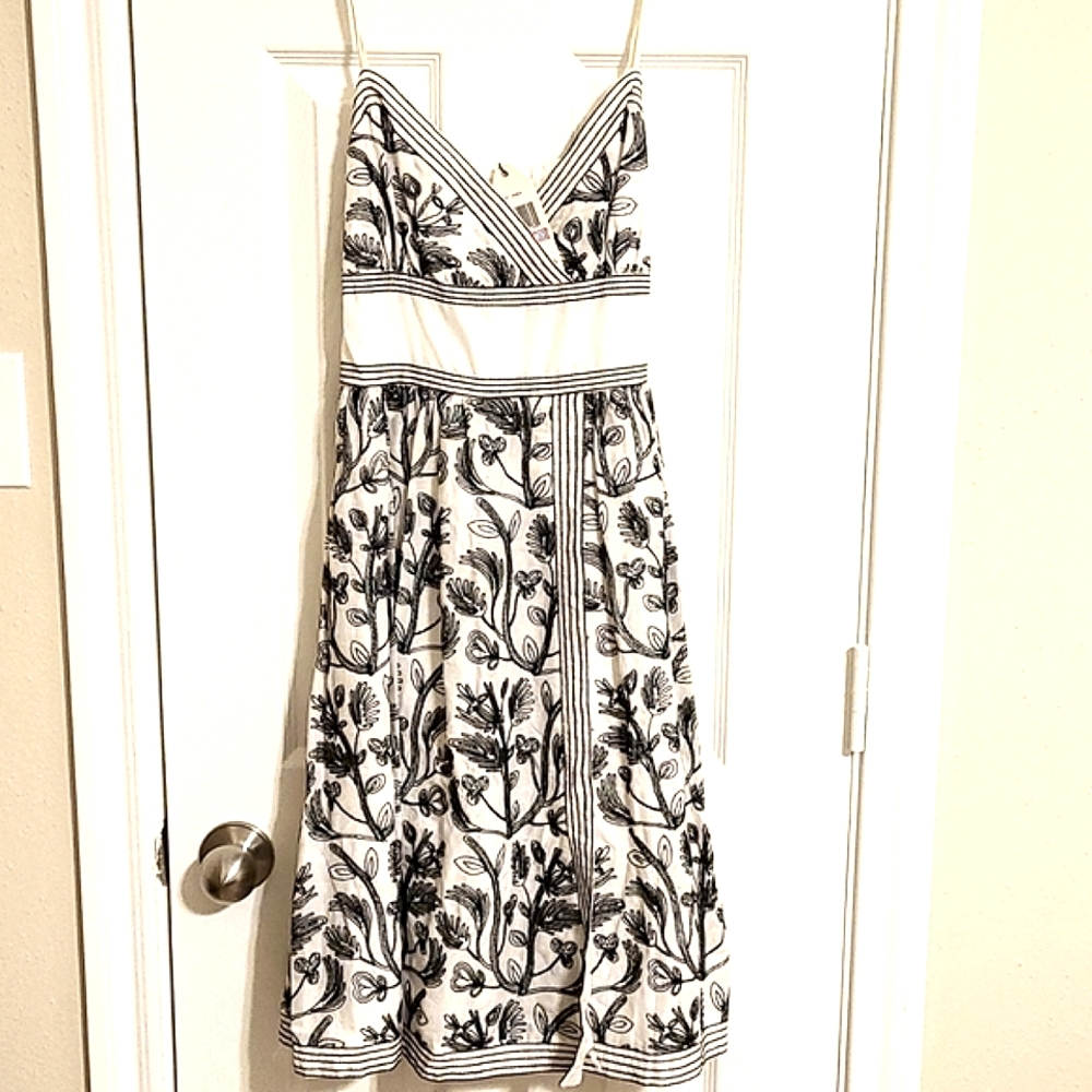 Perfect 4 summer! New stylish & chic XS Max Studio dress with embroidery.